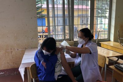 Tiêm Vắc Xin ngừa Co vid 19 cho học sinh trường THCS Ea Tul